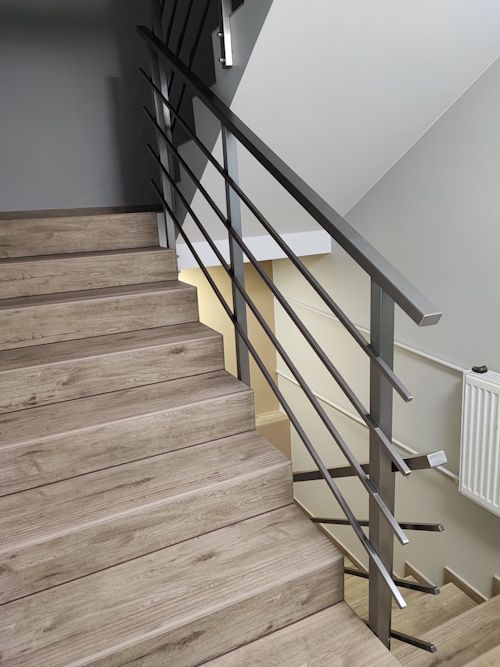 Balustrada schodowa wykonana z matowego aluminium.