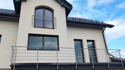 Trwała i odporna na warunki atmosferyczne balustrada nierdzewna na zewnątrz domu 