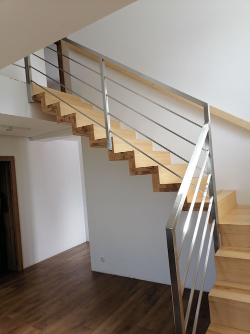 Balustrada schodowa aluminiowa o naturalnym wyglądzie.