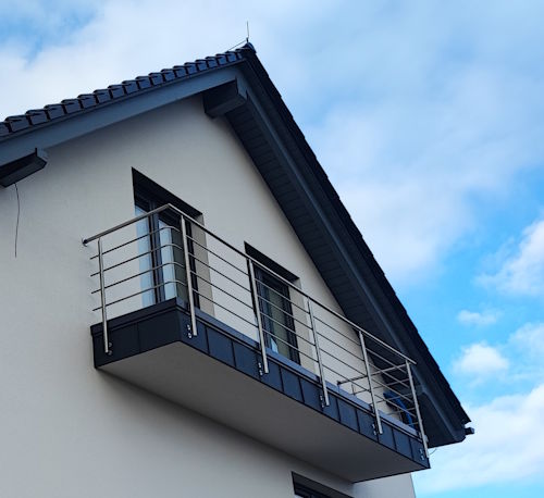 Balustrada nierdzewna na balkonie