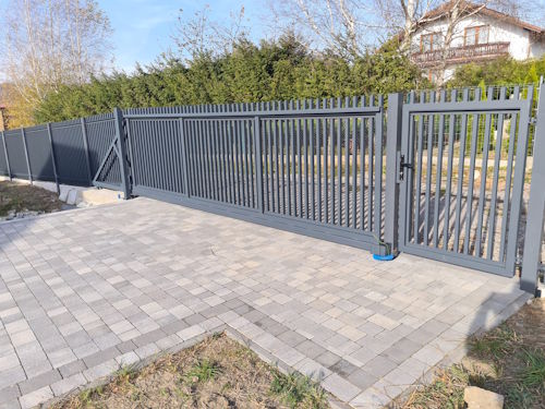 Nowoczesna i trwała brama przesuwna z metalu