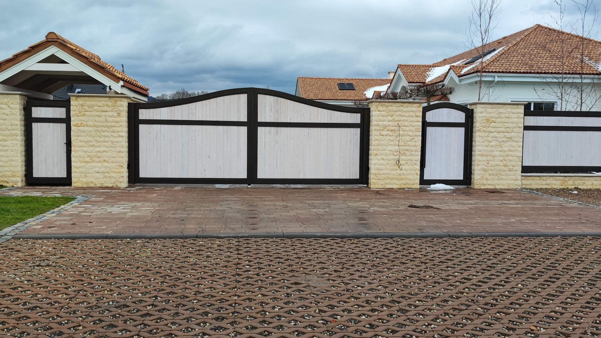 Stylowa brama wjazdowa wykonana z aluminium