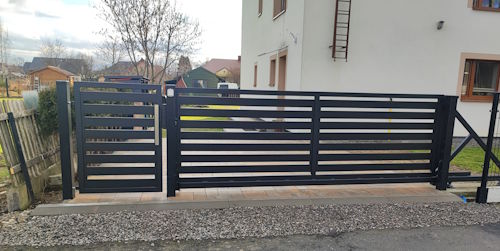 Ogrodzenie metalowe z poziomych profili