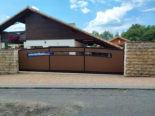 Brama wjazdowa z elementami ozdobnymi