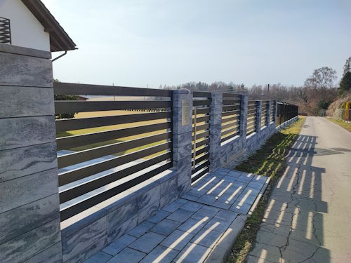 Nowoczesne ogrodzenie aluminiowe z bramką