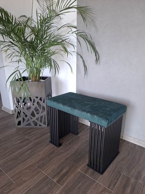 Metalowa ochrona na donicę oraz pufa