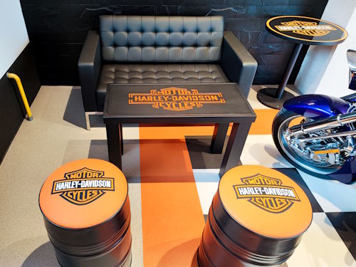 Metalowy stół i siedziska z beczek