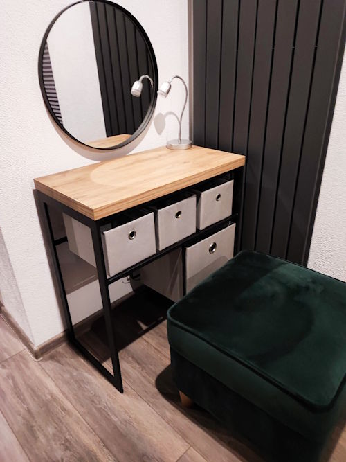 Toaletka metalowo-drewniana w loftowym stylu