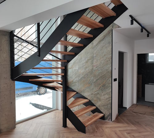 Nowoczesne schody metalowe z drewnianymi stopniami