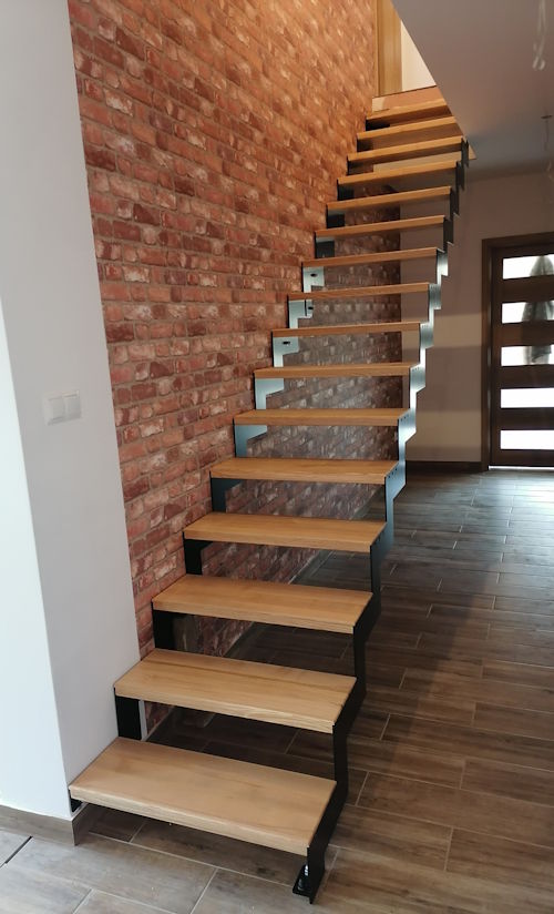 Schody samonośne, metalowo-drewniane, z otwartą konstrukcją