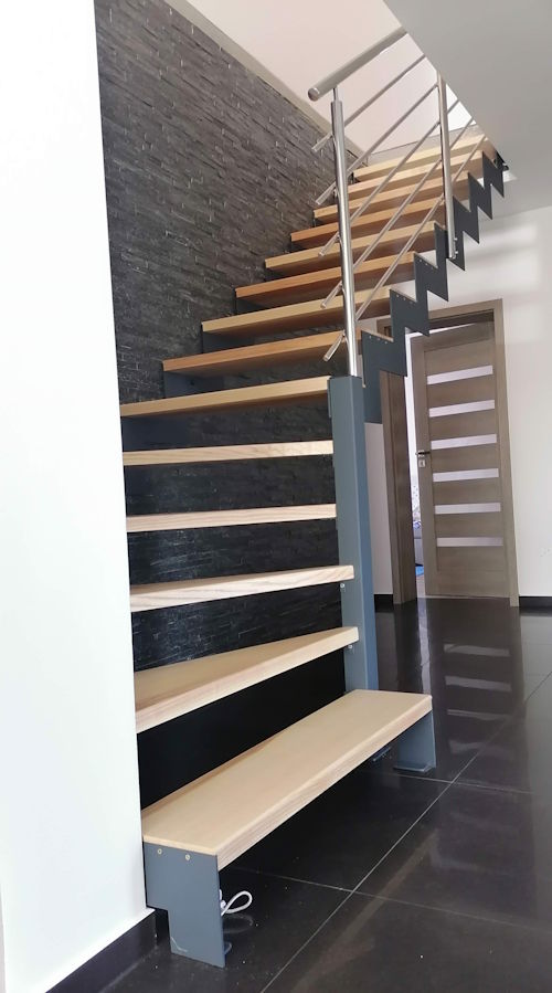 Schody metalowe z nierdzewną balustradą