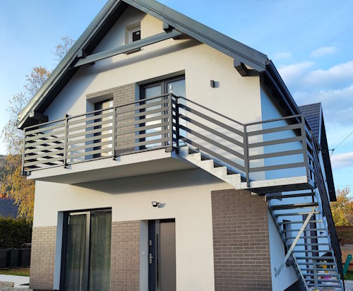 Trwałe schody metalowe z balustradą balkonową