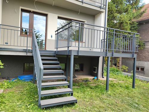 Taras metalowy z balustradą i schodami